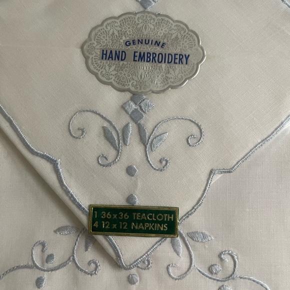 Vintage Cotton Embroidered Teacloth & 4 Napkins - Picture 2 of 6